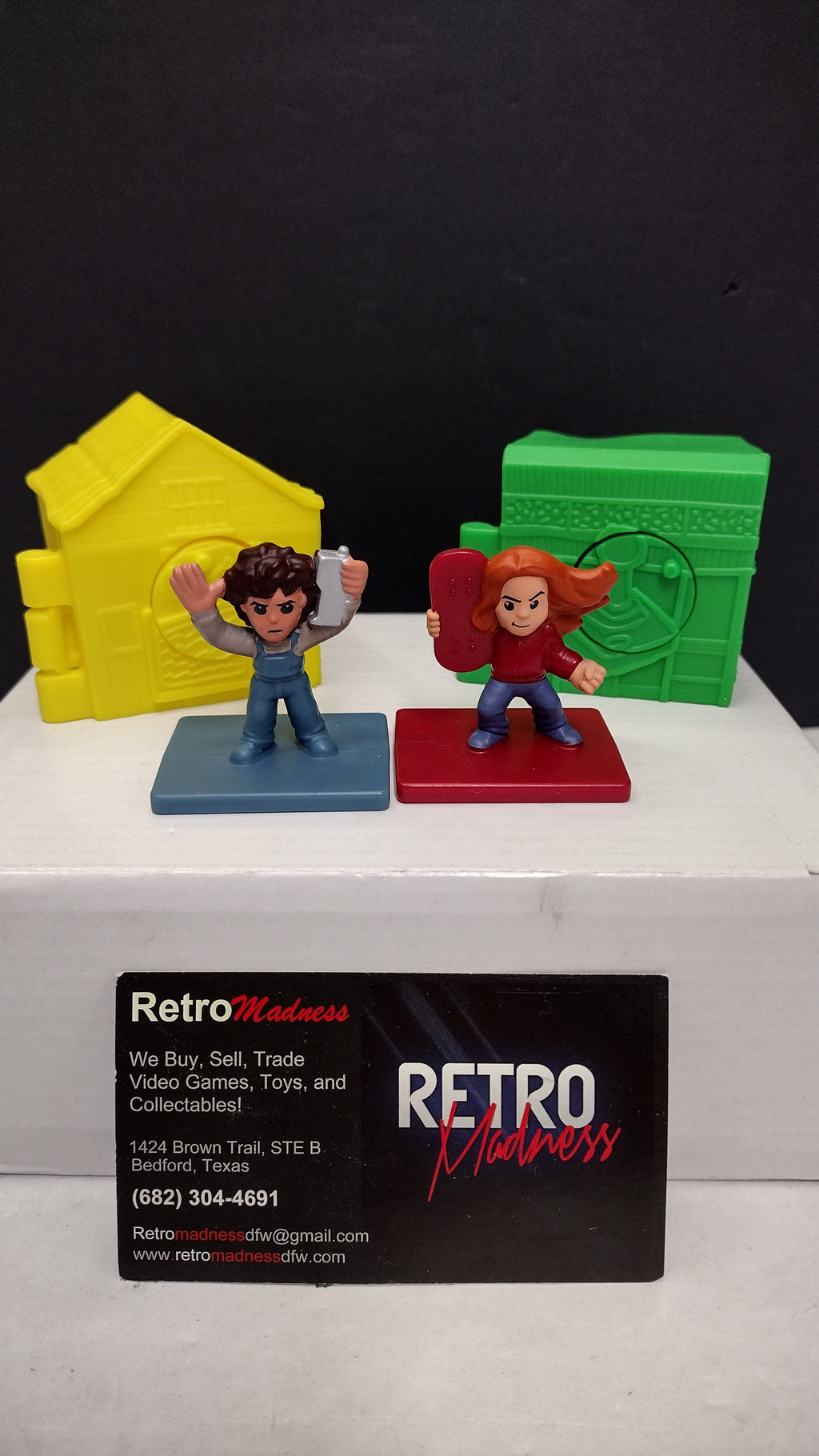 McDonalds Stranger Things Tales of 85 Eleven & Max Figures Cabin & Box