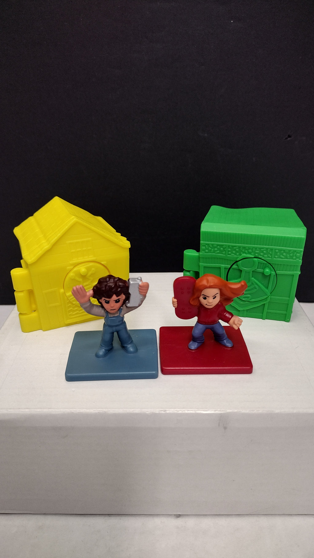 McDonalds Stranger Things Tales of 85 Eleven & Max Figures Cabin & Box