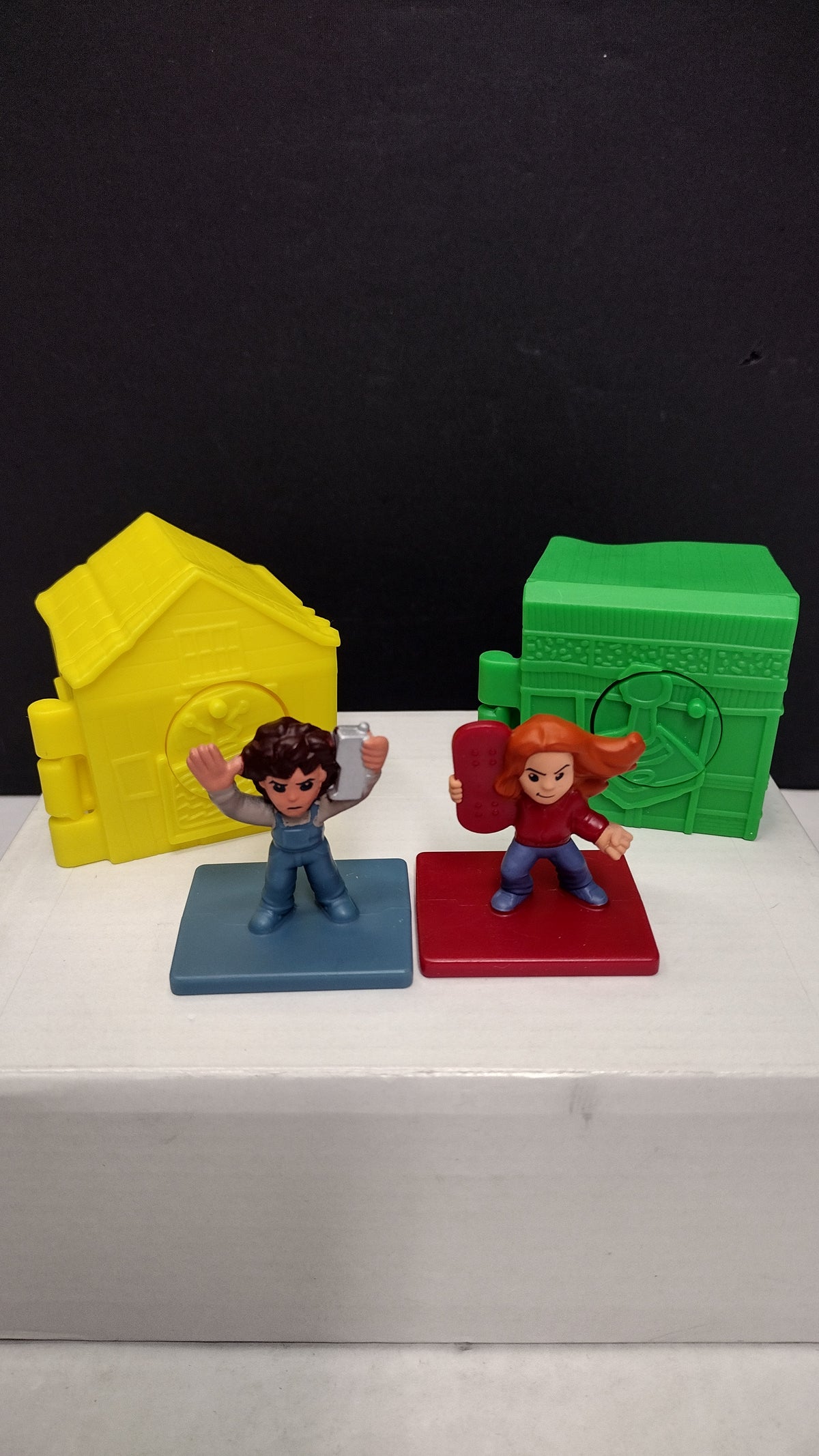McDonalds Stranger Things Tales of 85 Eleven & Max Figures Cabin & Box