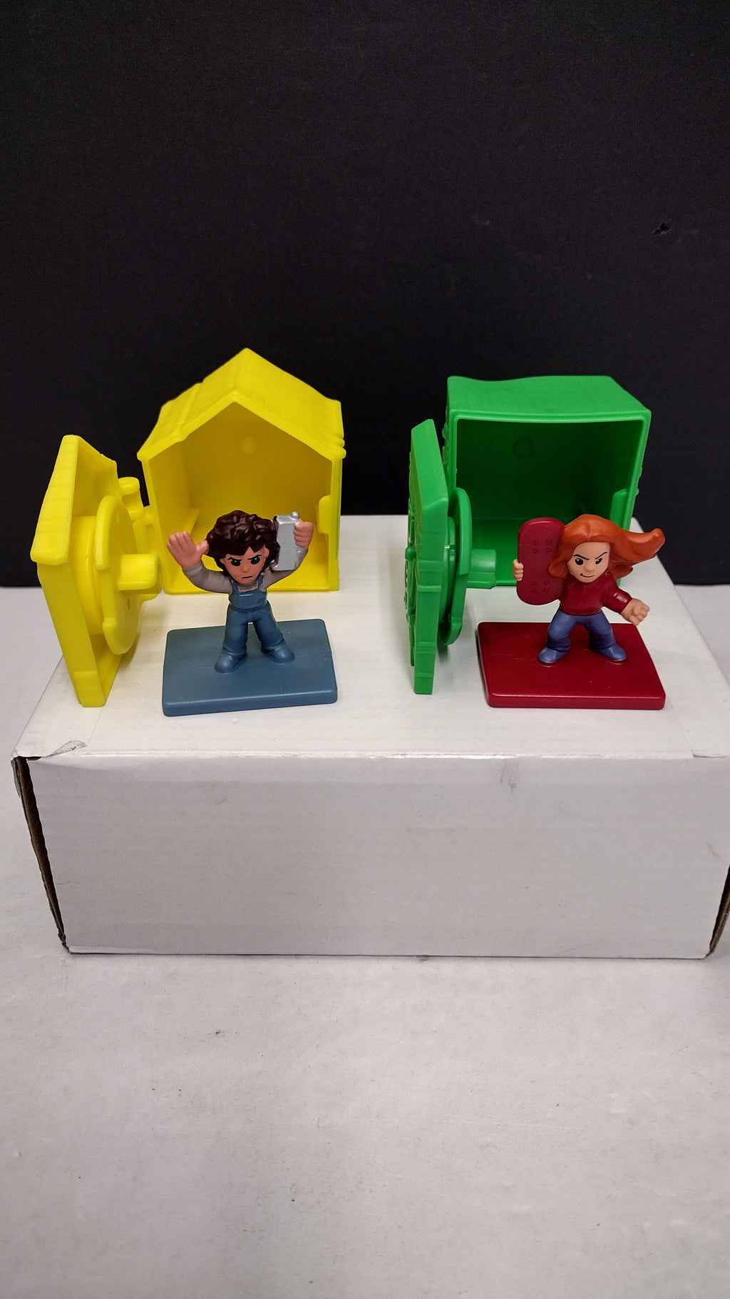 McDonalds Stranger Things Tales of 85 Eleven & Max Figures Cabin & Box