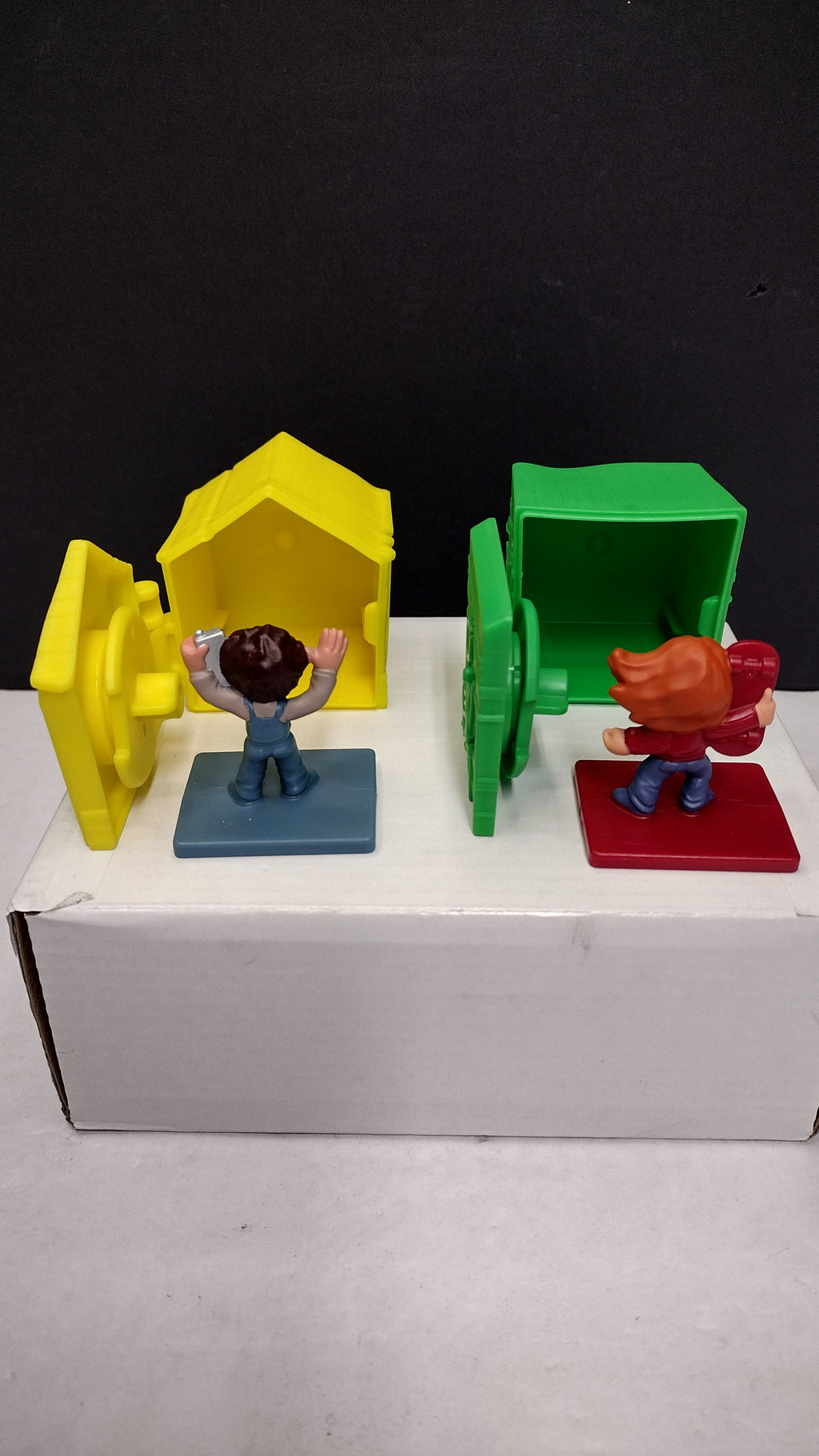 McDonalds Stranger Things Tales of 85 Eleven & Max Figures Cabin & Box