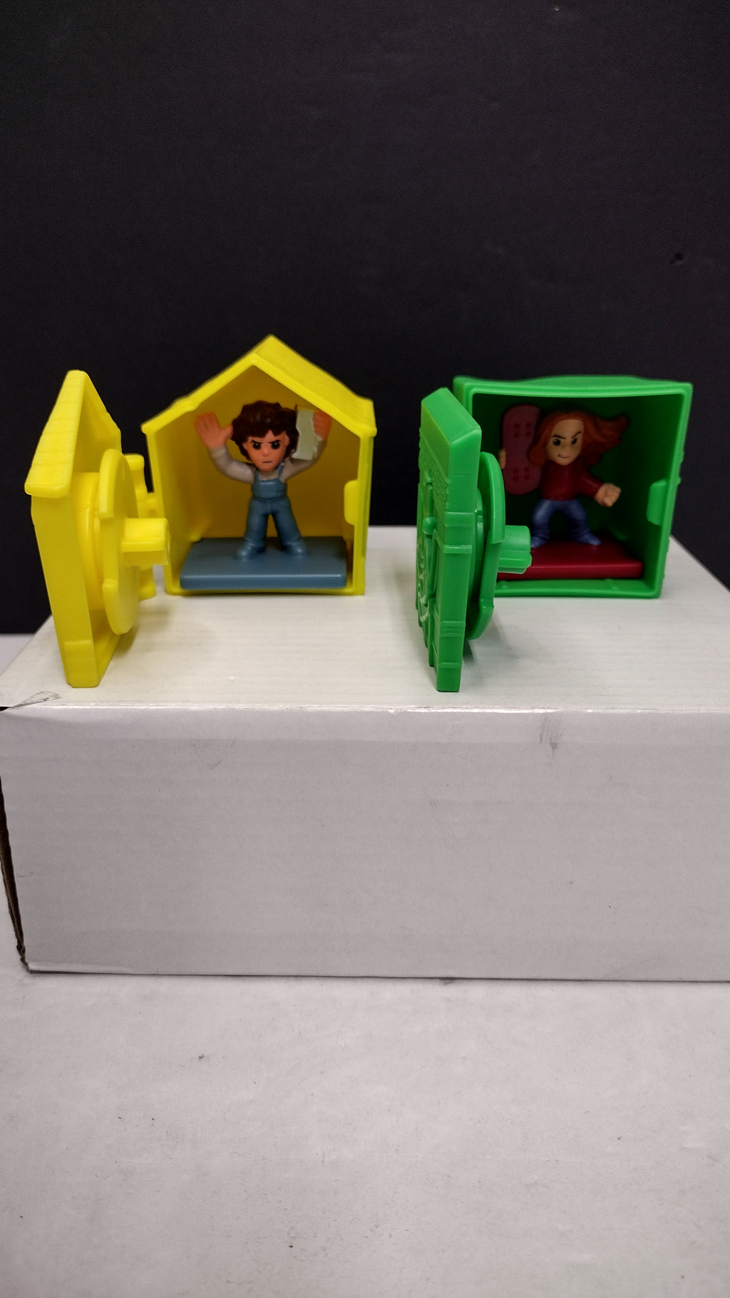 McDonalds Stranger Things Tales of 85 Eleven & Max Figures Cabin & Box
