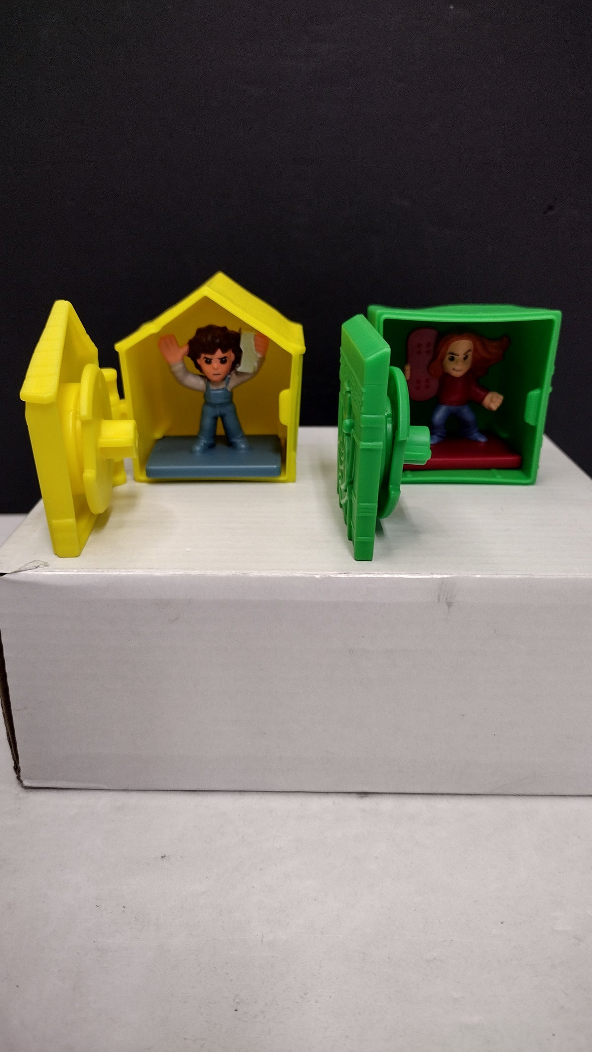 McDonalds Stranger Things Tales of 85 Eleven & Max Figures Cabin & Box