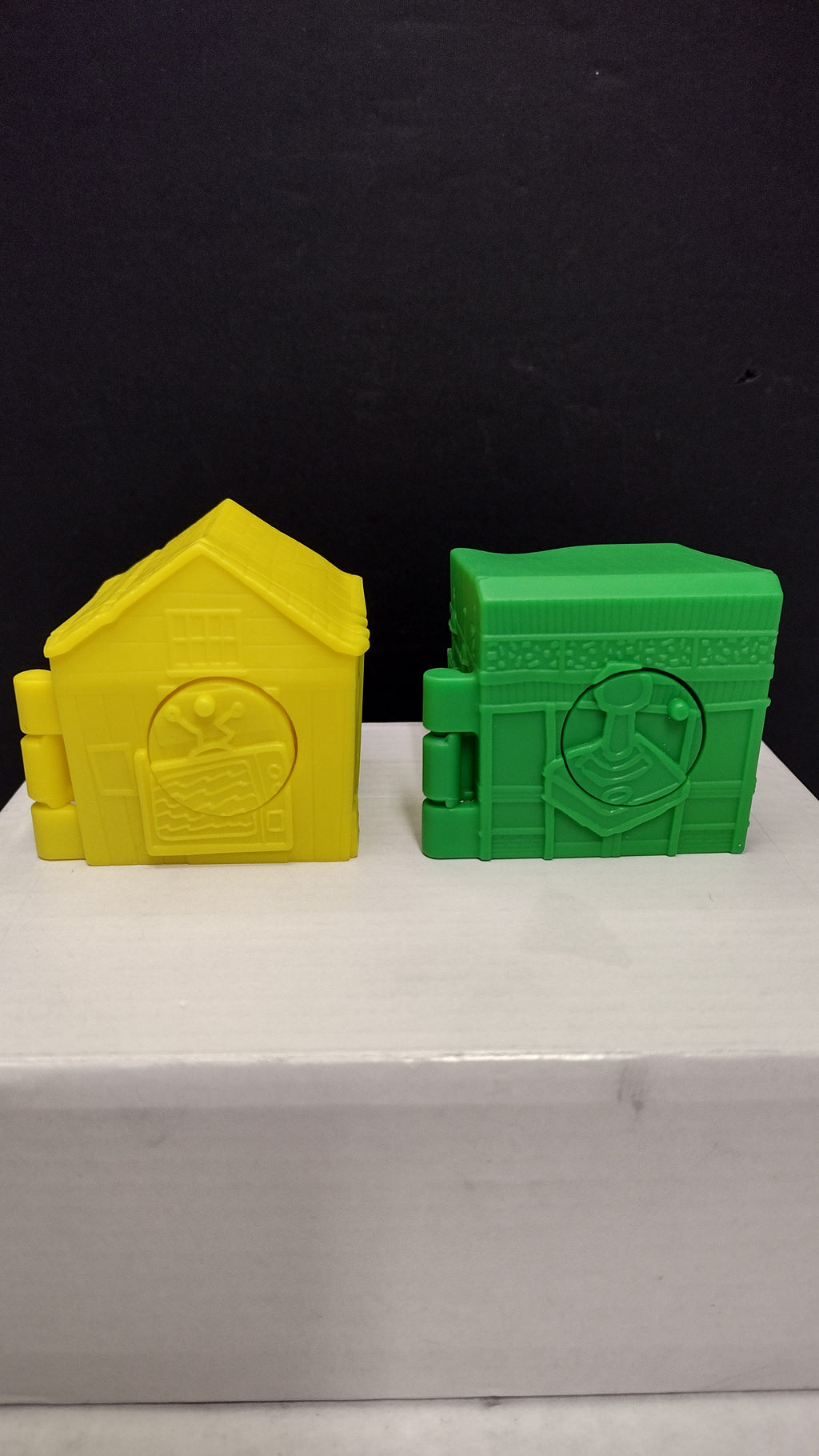 McDonalds Stranger Things Tales of 85 Eleven & Max Figures Cabin & Box