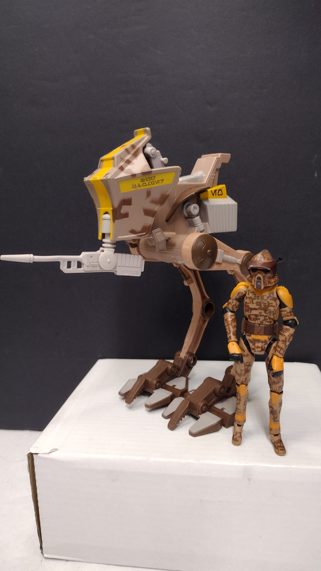Star Wars Clone Wars AT-RT Walker Vehicle with ARF Trooper Boil