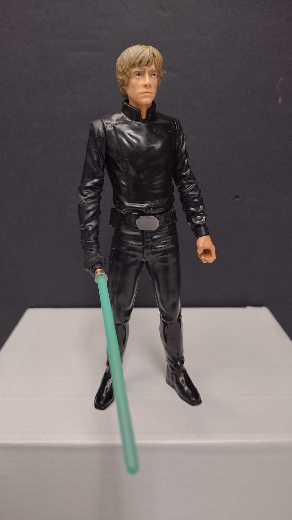 Hasbro Star Wars 5.5” Luke Skywalker Action Figure V-3625A W/ LIGHTSABER