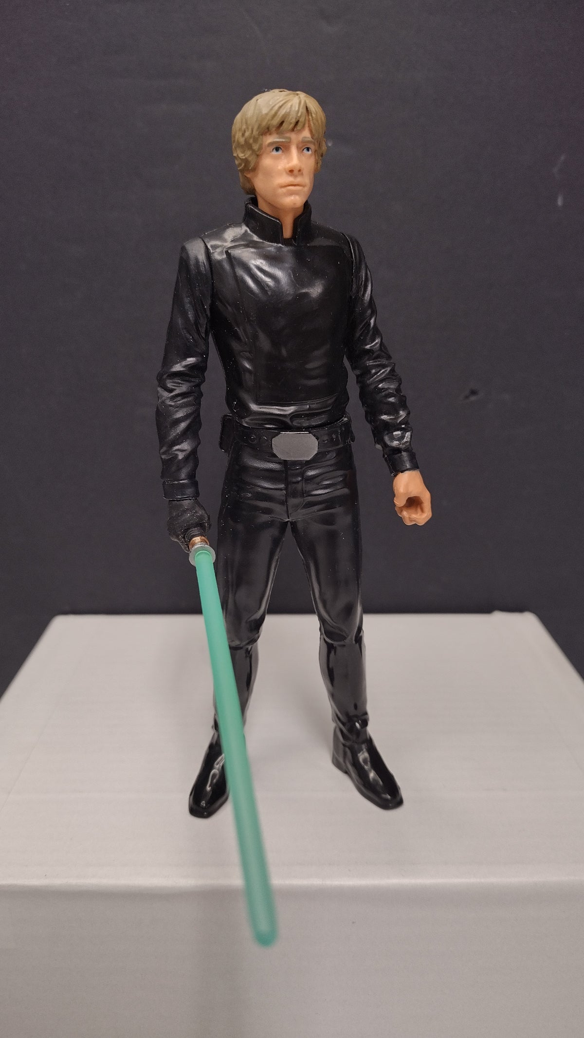 Hasbro Star Wars 5.5” Luke Skywalker Action Figure V-3625A W/ LIGHTSABER