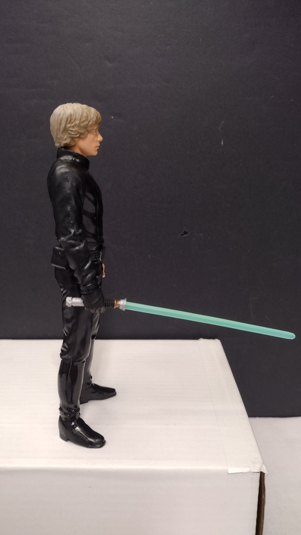 Hasbro Star Wars 5.5” Luke Skywalker Action Figure V-3625A W/ LIGHTSABER