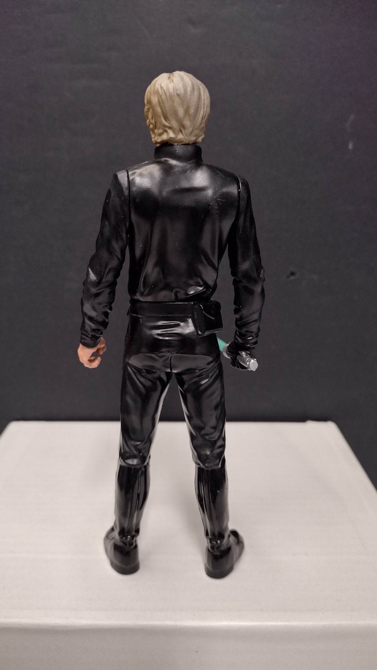 Hasbro Star Wars 5.5” Luke Skywalker Action Figure V-3625A W/ LIGHTSABER