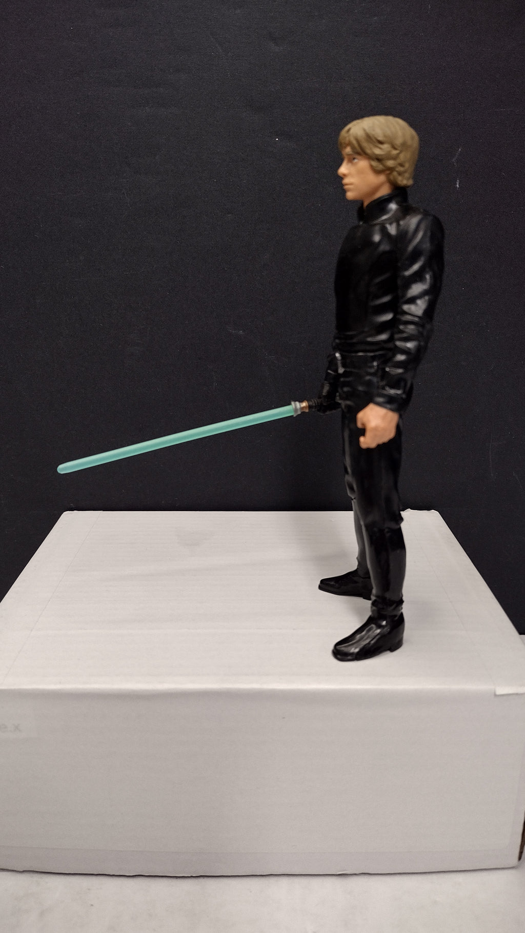 Hasbro Star Wars 5.5” Luke Skywalker Action Figure V-3625A W/ LIGHTSABER