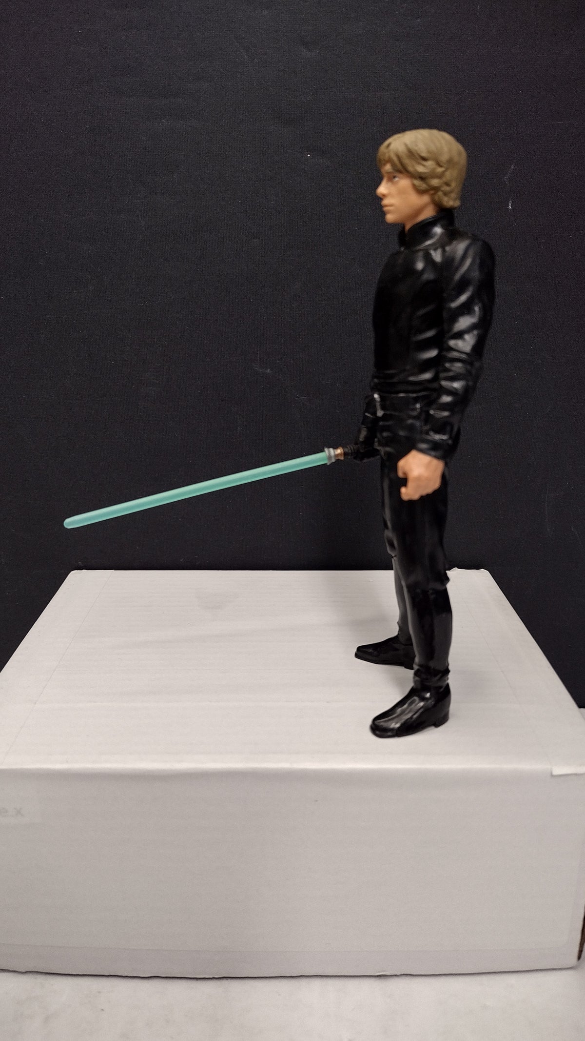 Hasbro Star Wars 5.5” Luke Skywalker Action Figure V-3625A W/ LIGHTSABER