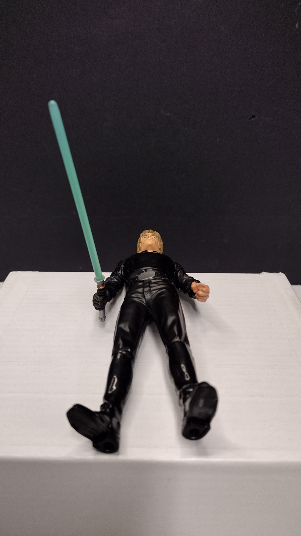 Hasbro Star Wars 5.5” Luke Skywalker Action Figure V-3625A W/ LIGHTSABER