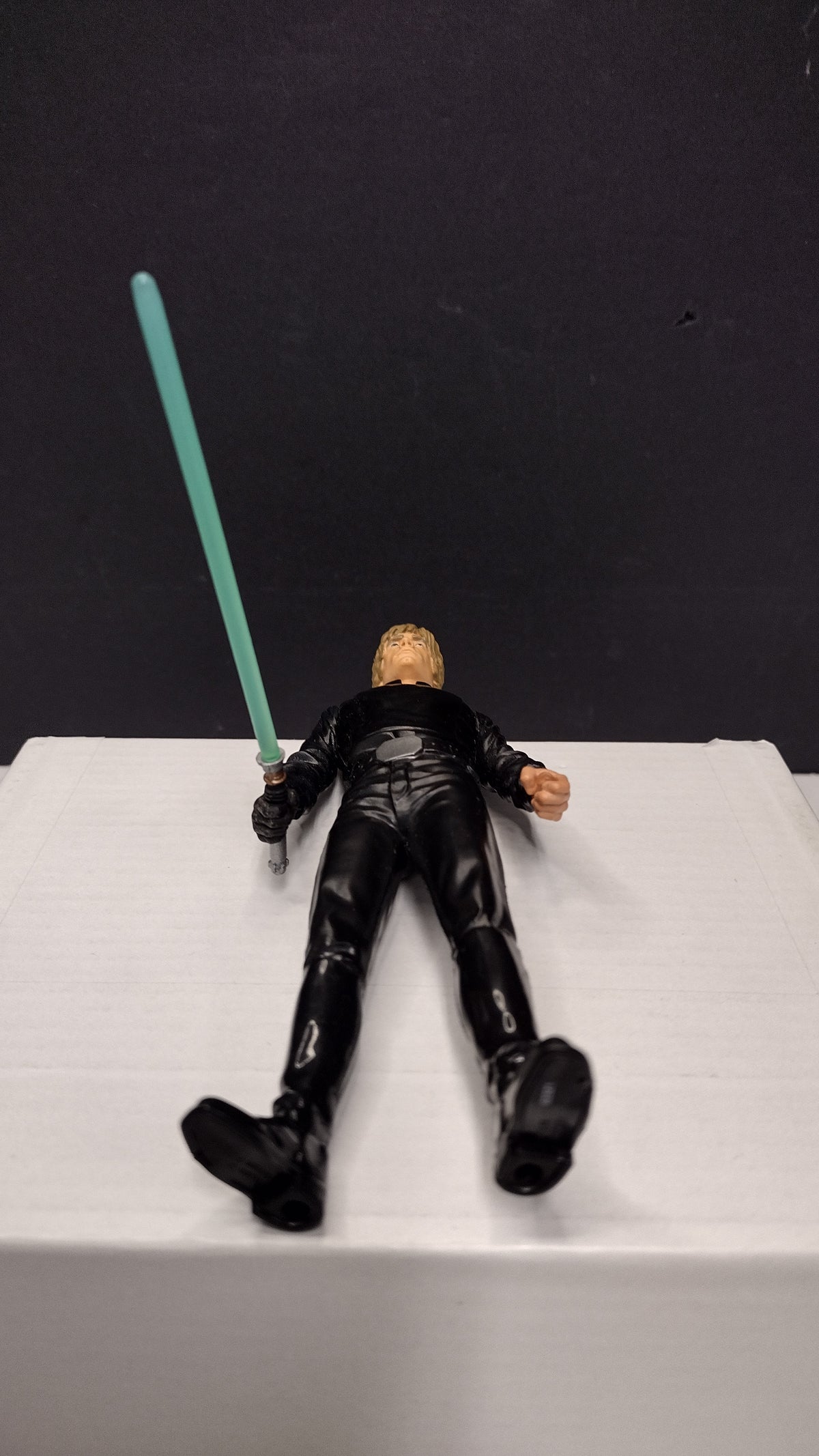 Hasbro Star Wars 5.5” Luke Skywalker Action Figure V-3625A W/ LIGHTSABER
