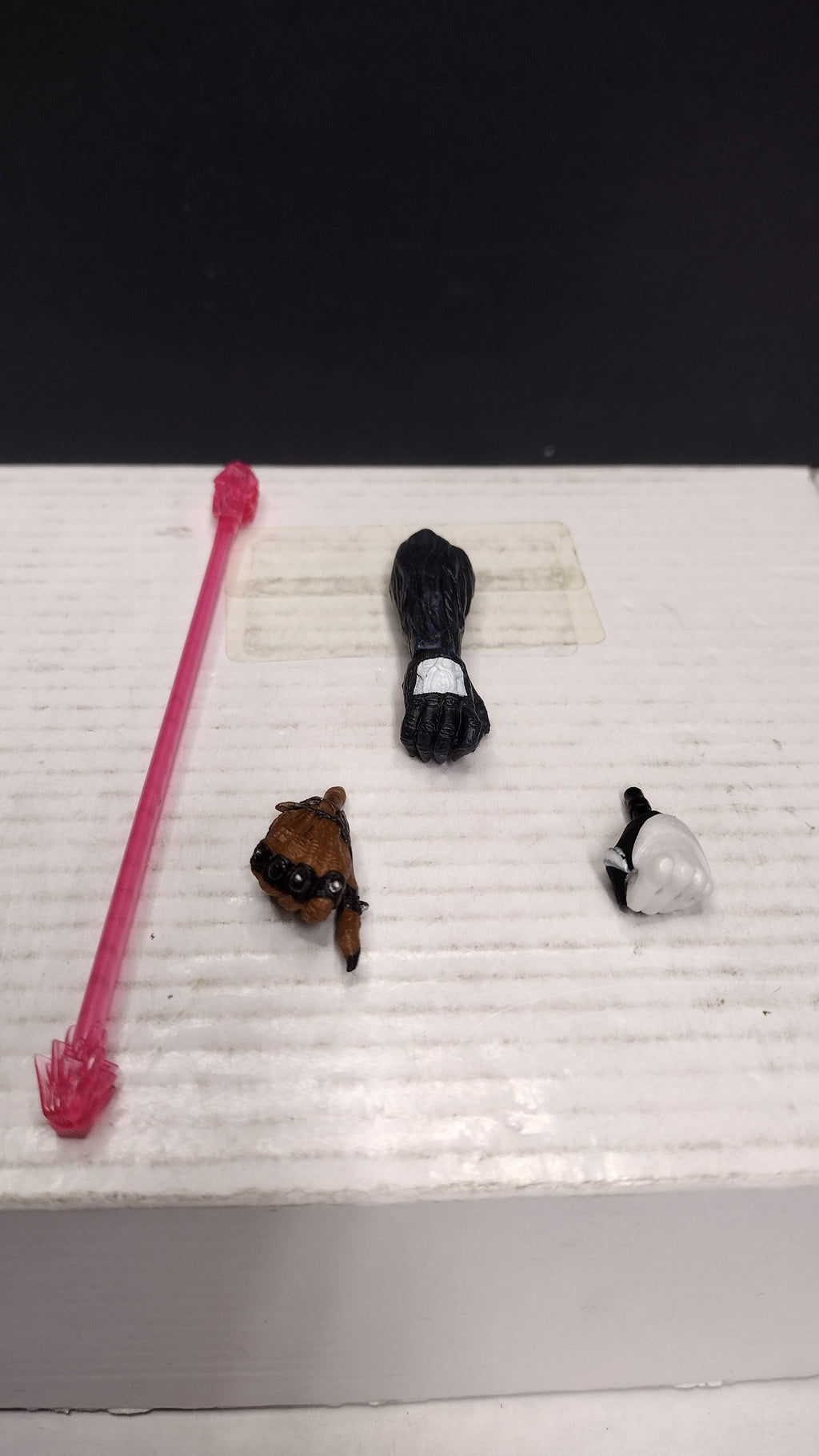 Various Action Figure Accessory 4 Pc Lot Pink Staff and 3 Figure Hands