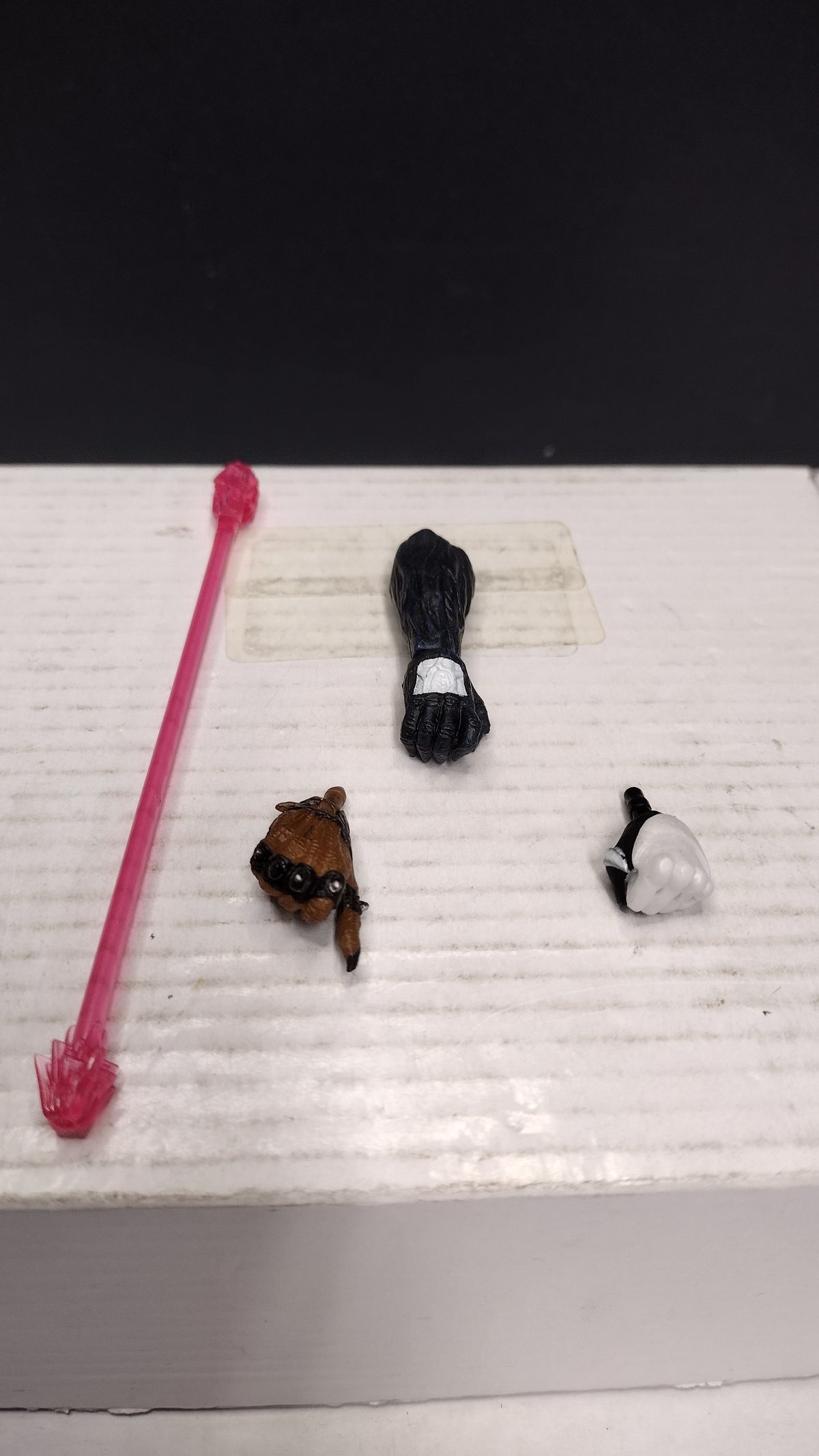 Various Action Figure Accessory 4 Pc Lot Pink Staff and 3 Figure Hands