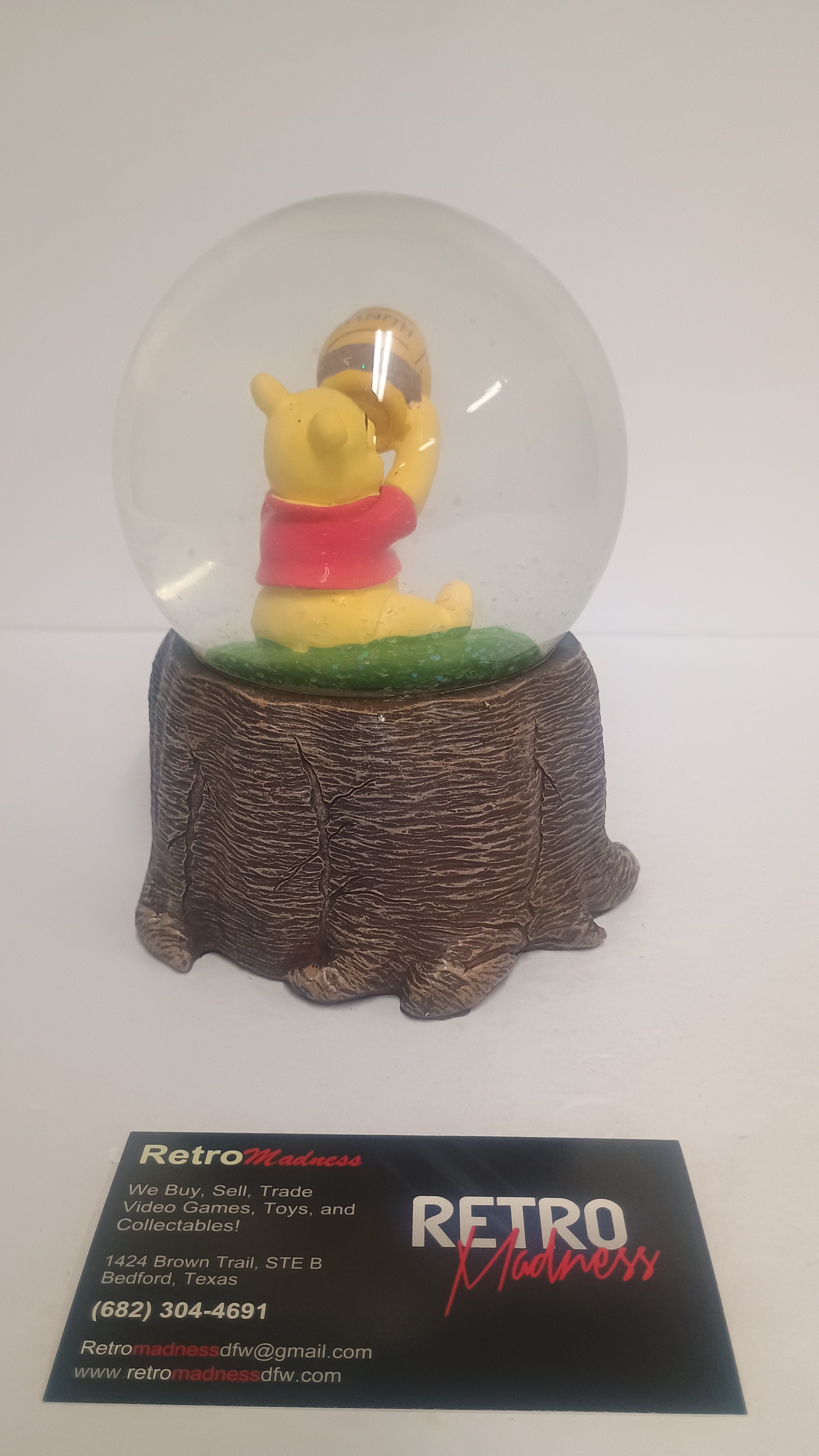 Disney Winnie the Pooh and Piglet Snow Globe
