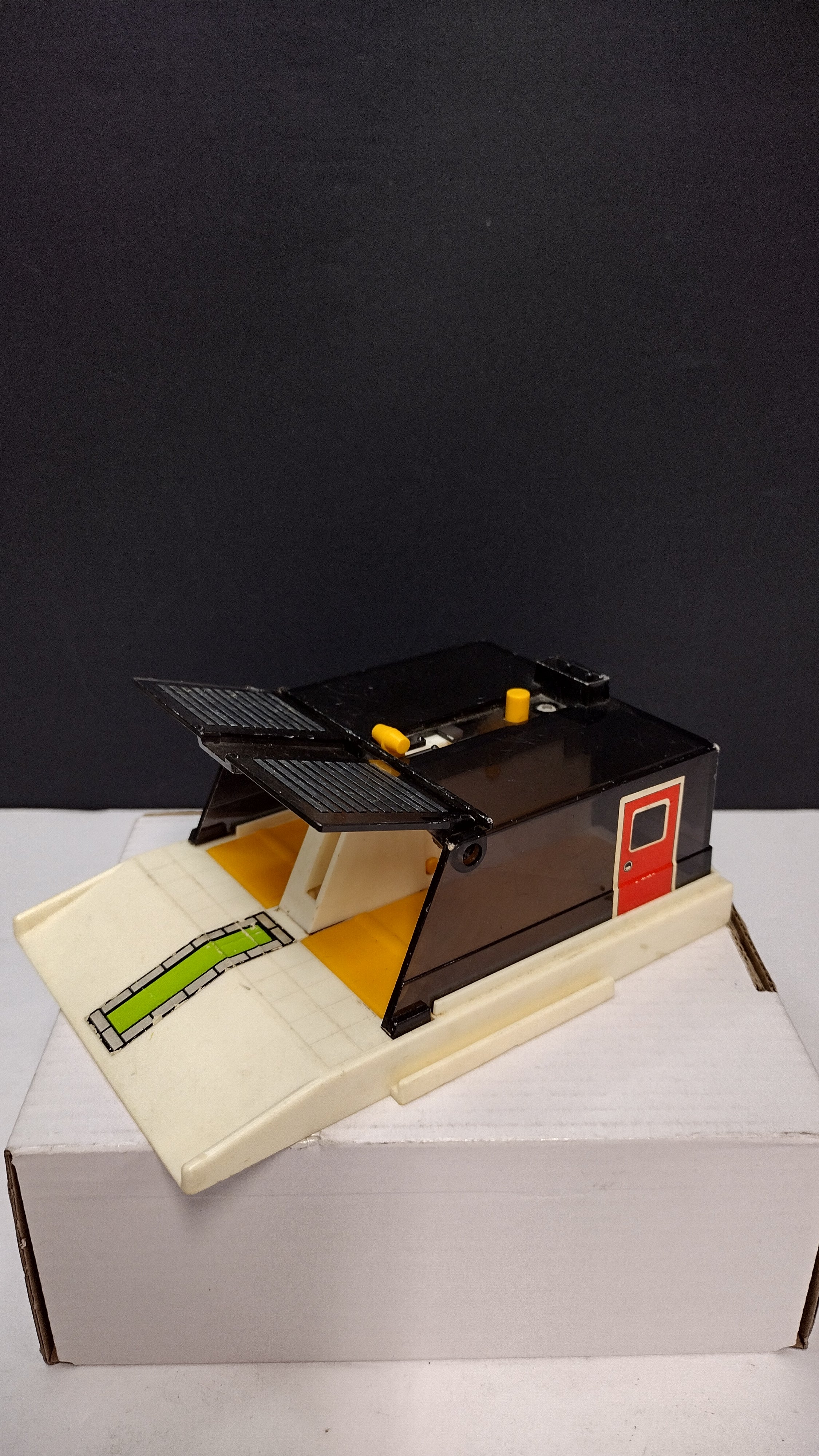 Vintage Tomy Pocket Car Garage Playset with Ramp – Incomplete/Parts