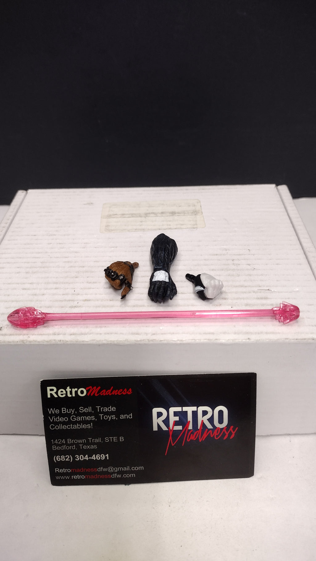 Various Action Figure Accessory 4 Pc Lot Pink Staff and 3 Figure Hands