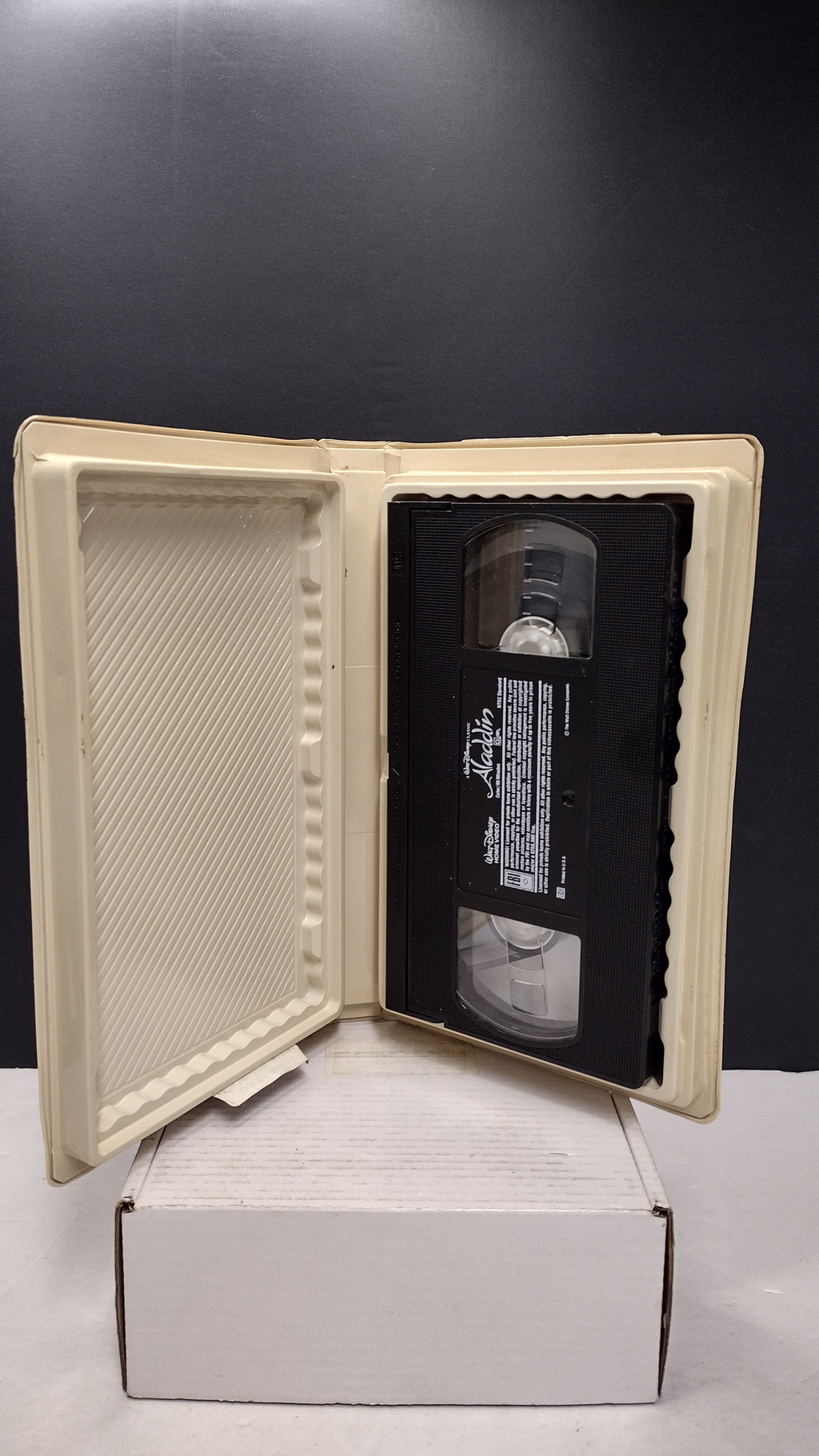 Vintage 1993 Disney Aladdin VHS Tape (Black Diamond The Classics Collection #1662 - Clamshell Case)