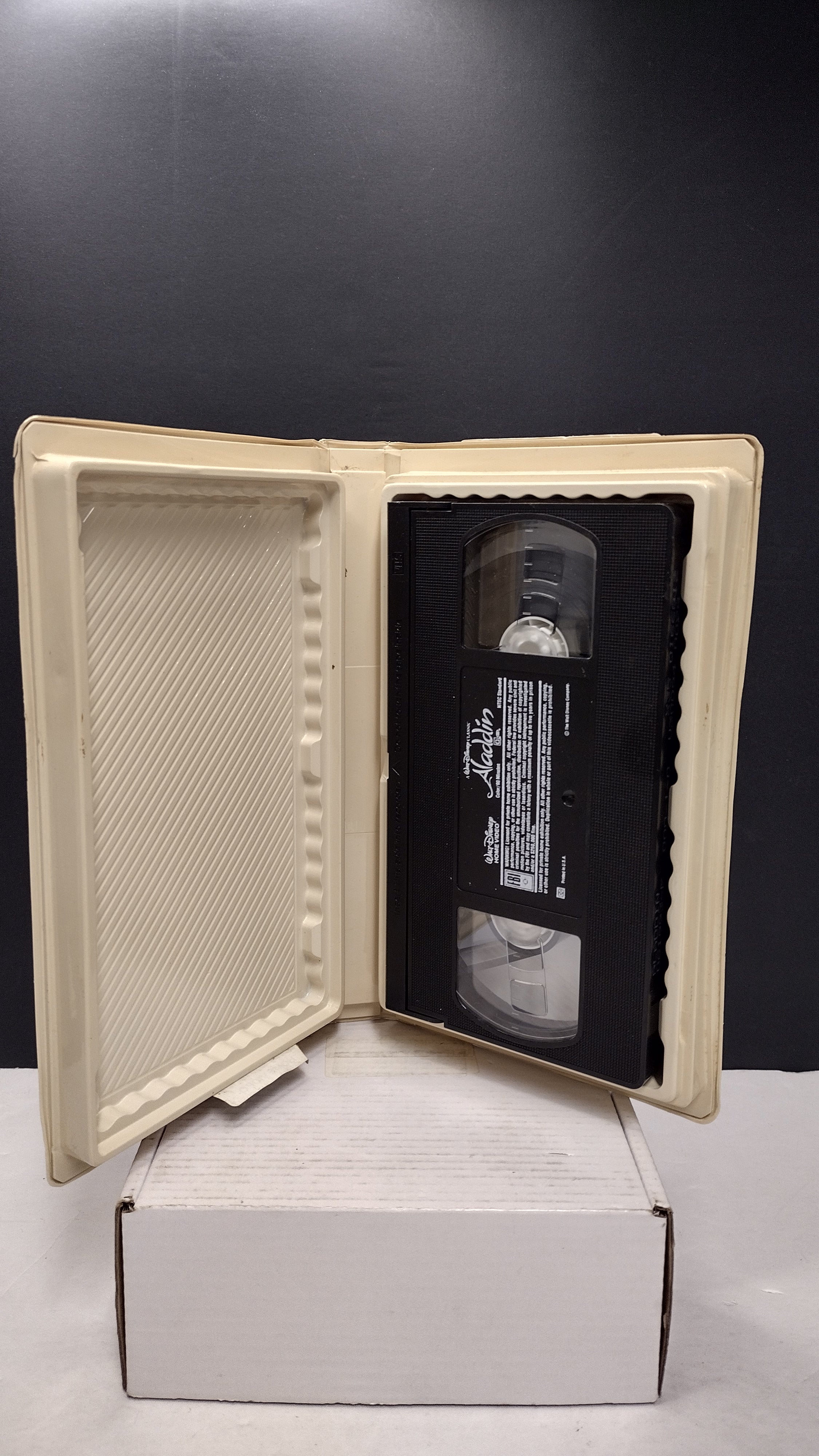 Vintage 1993 Disney Aladdin VHS Tape (Black Diamond The Classics Collection #1662 - Clamshell Case)