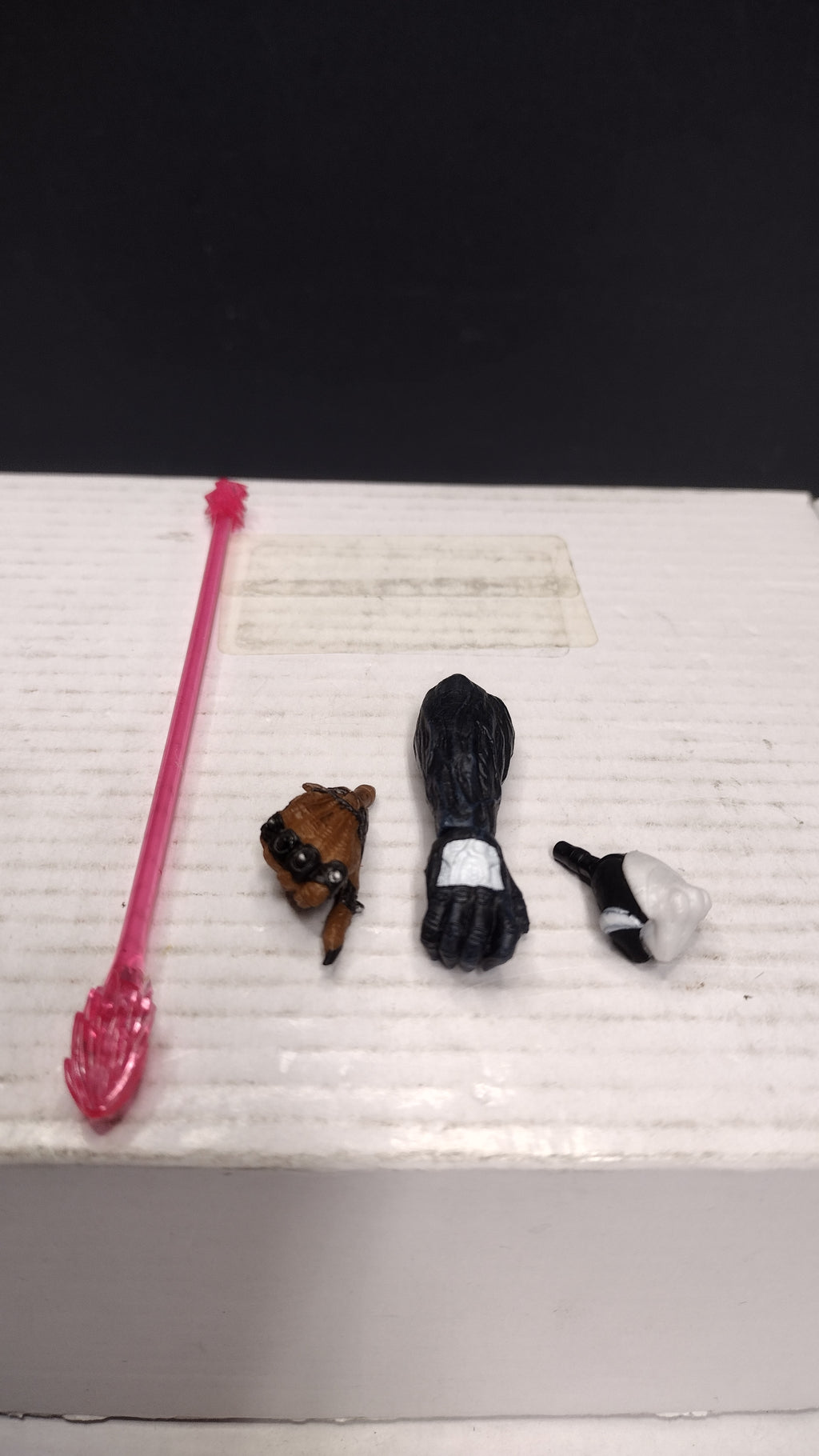 Various Action Figure Accessory 4 Pc Lot Pink Staff and 3 Figure Hands