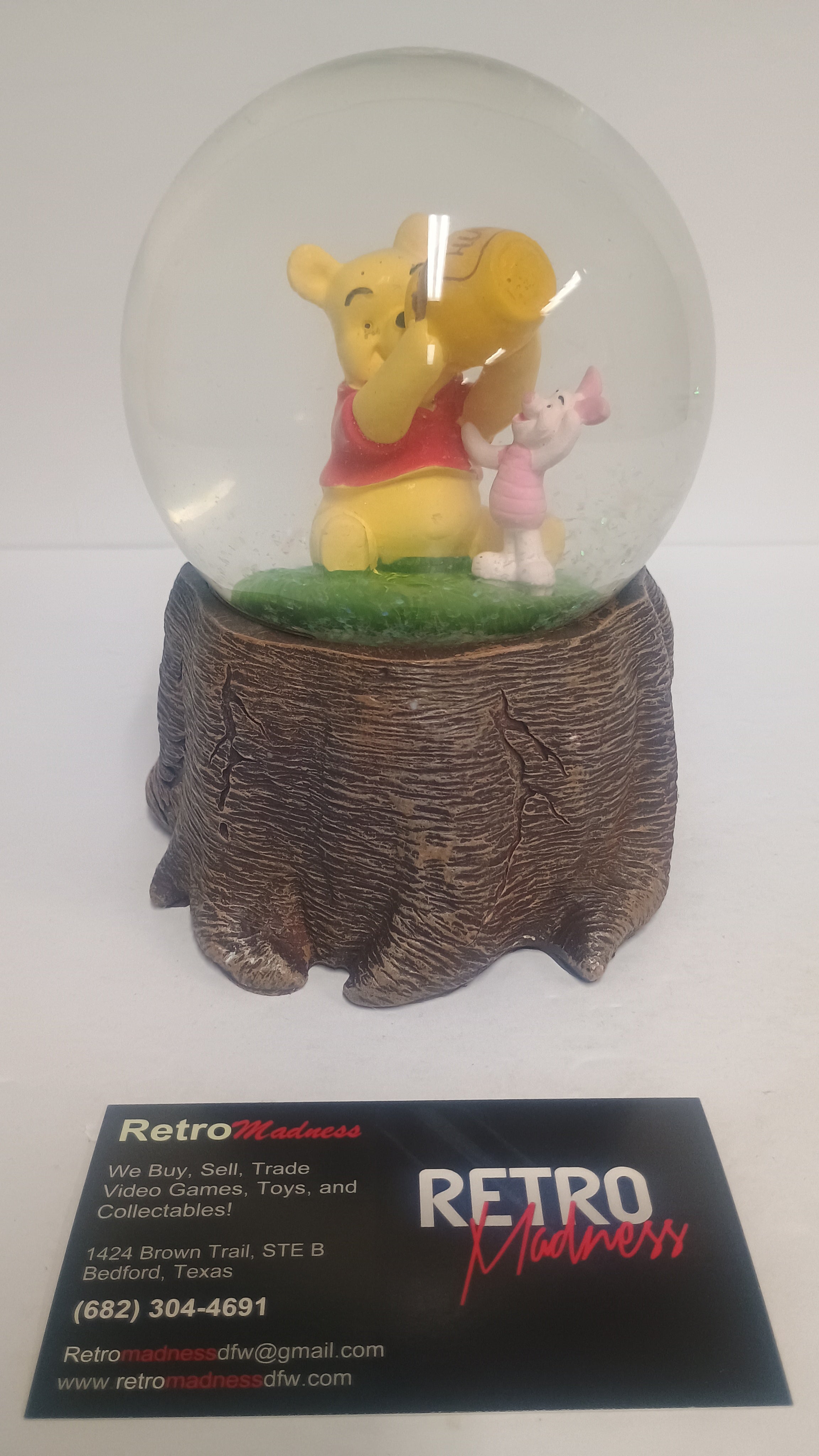 Disney Winnie the Pooh and Piglet Snow Globe