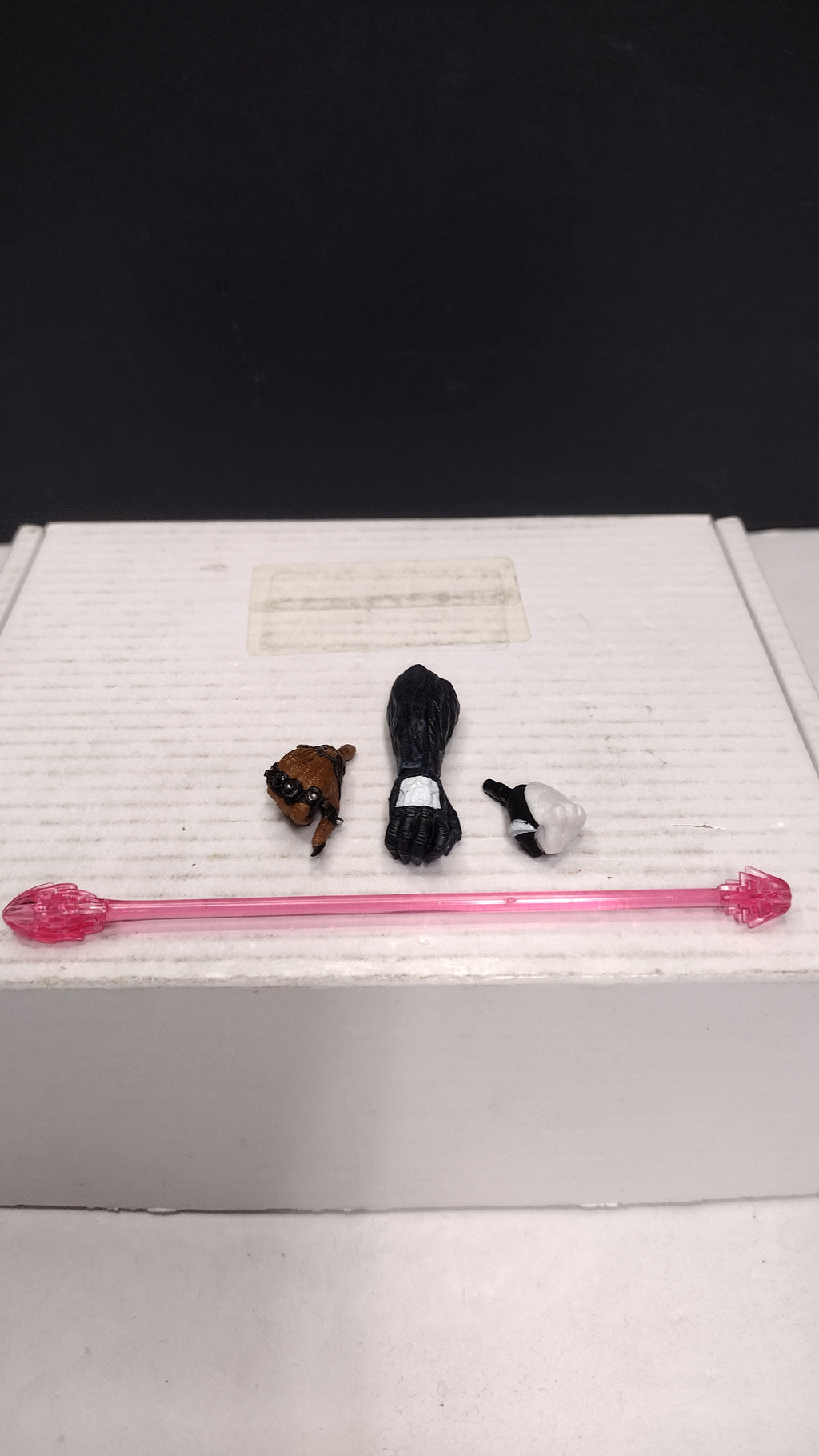 Various Action Figure Accessory 4 Pc Lot Pink Staff and 3 Figure Hands