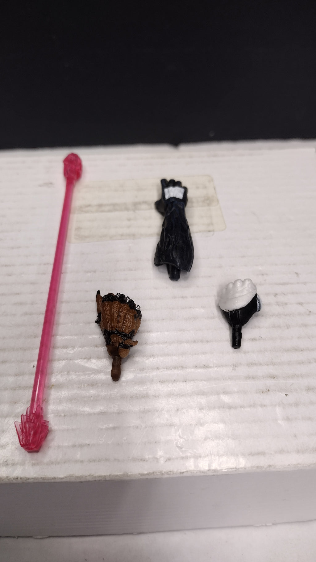Various Action Figure Accessory 4 Pc Lot Pink Staff and 3 Figure Hands