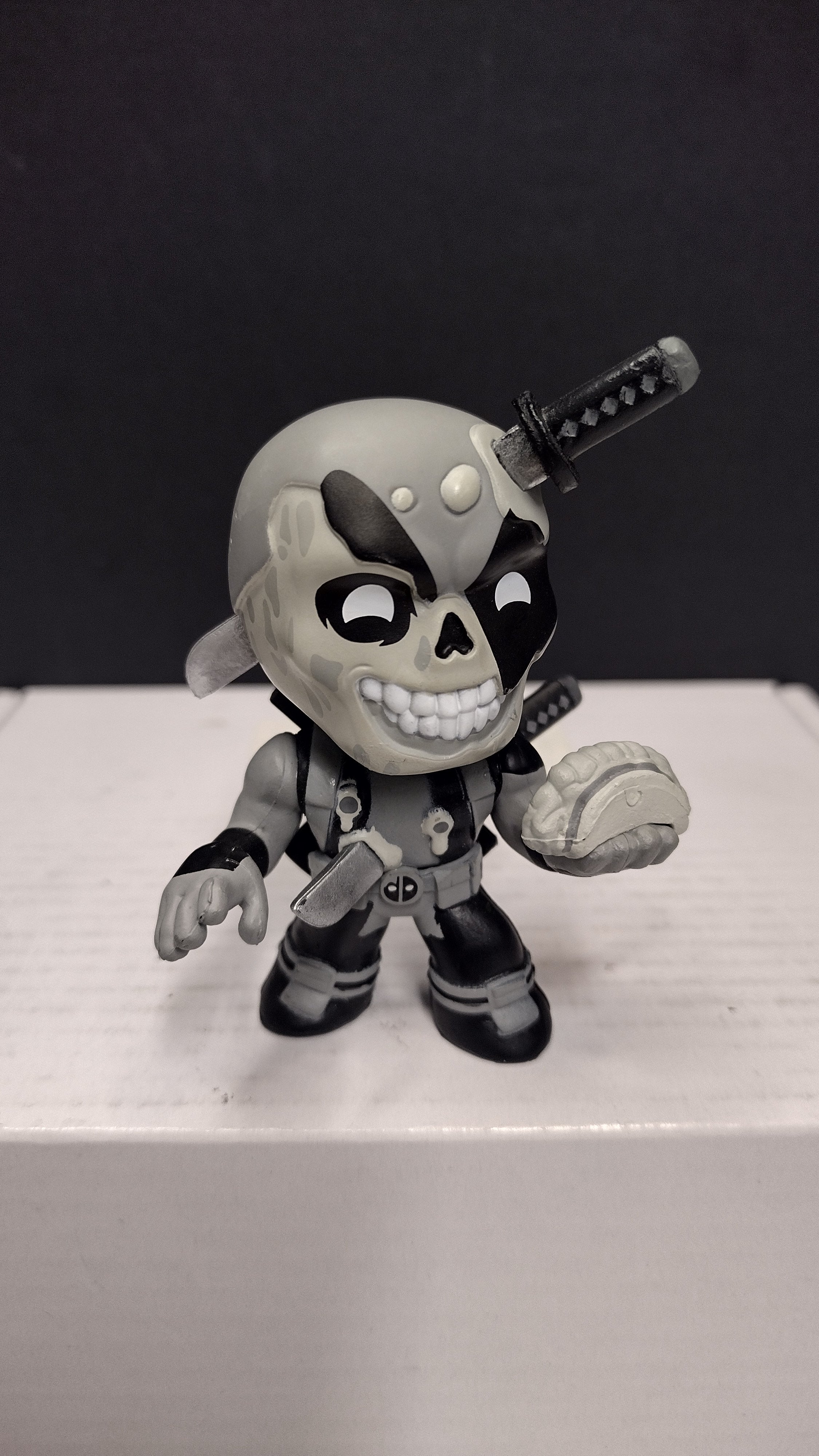 Funko Mystery Minis: Marvel Zombies – Greyscale Zombie Deadpool 2.5" Vinyl Micro Figure • Loose / Rare Variant