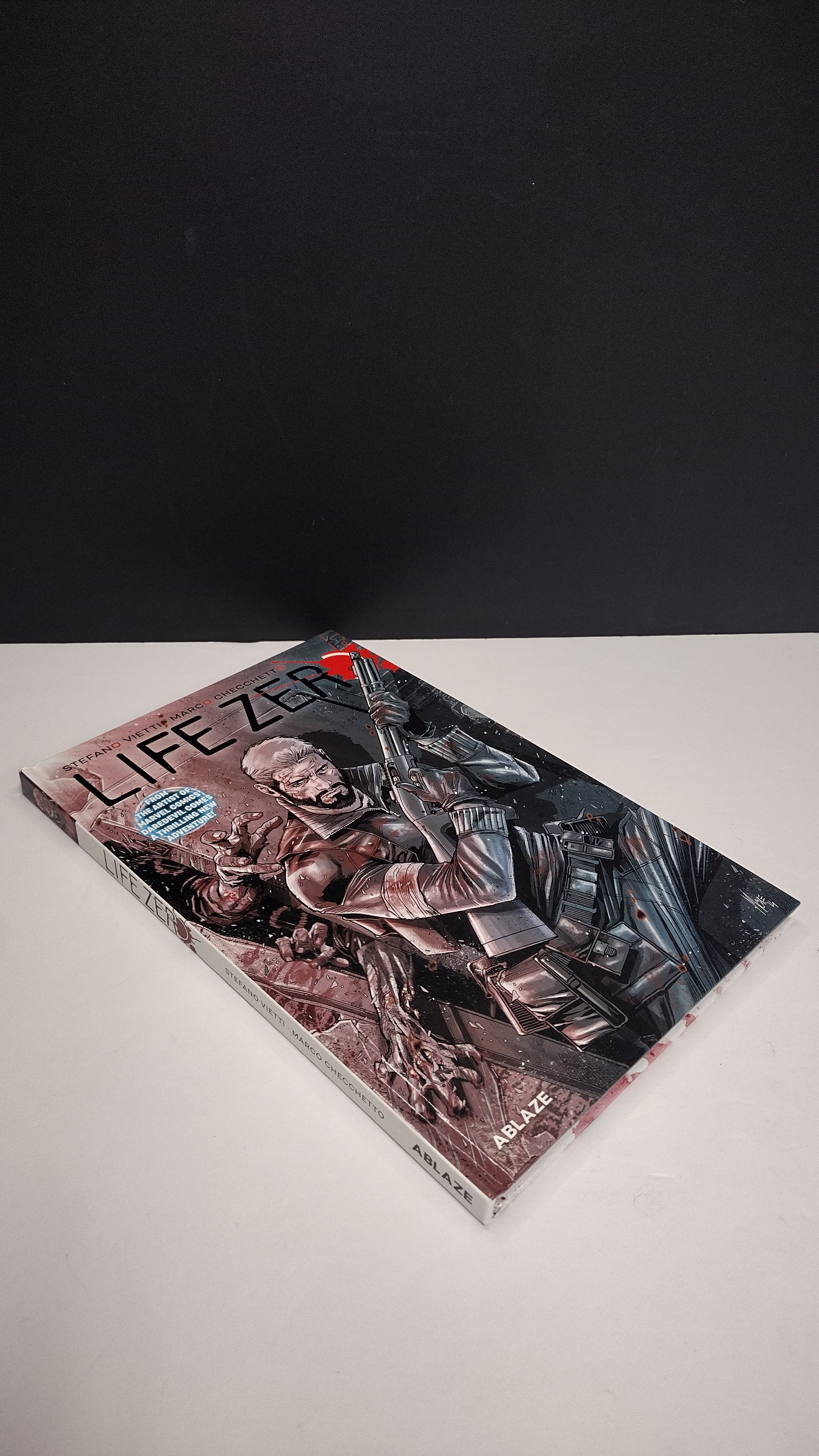 (MATURE) Life Zero – Deluxe Hardcover Graphic Novel (English Edition)