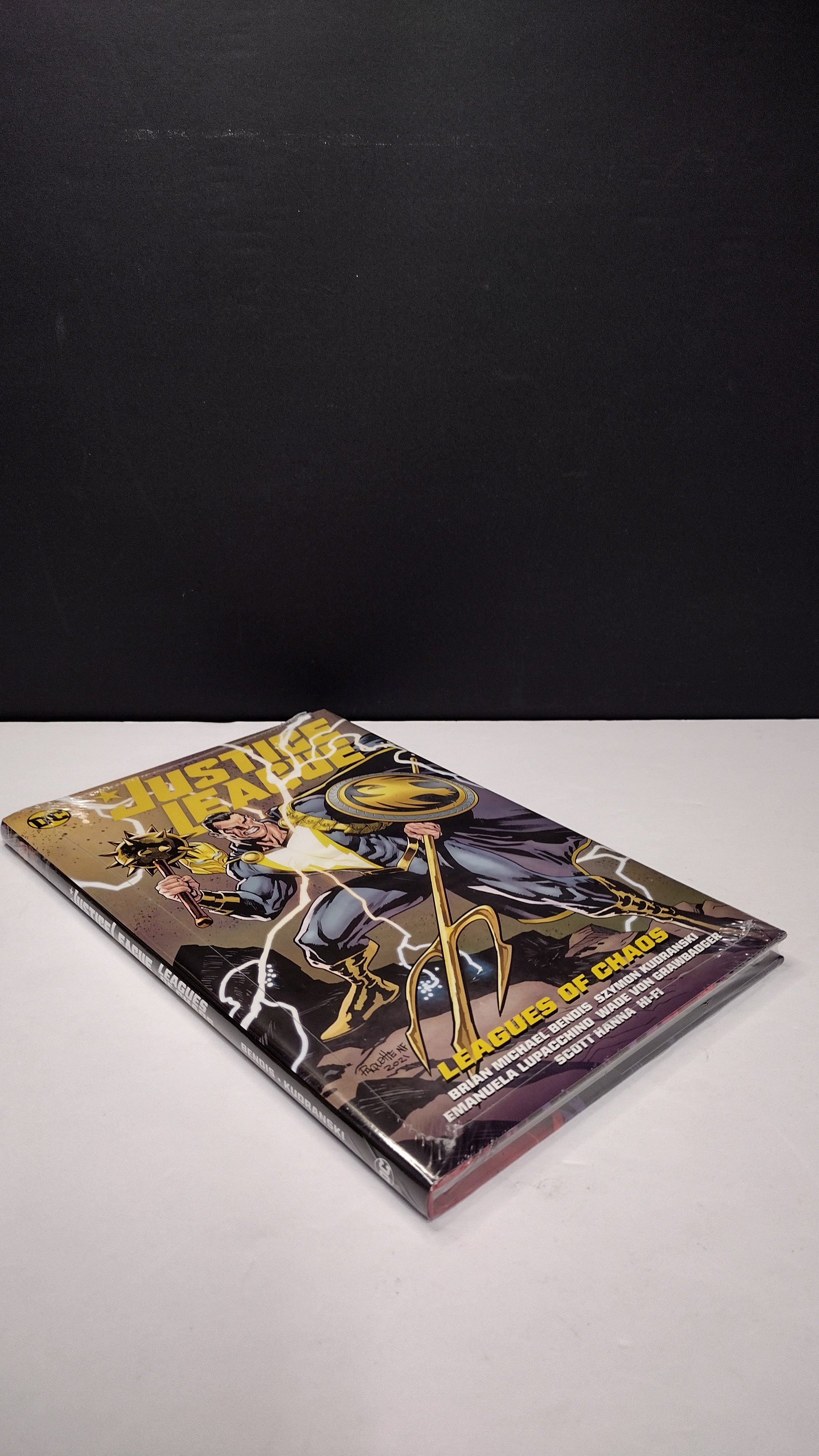 Justice League Vol. 3: Leagues of Chaos by Brian Michael Bendis – Hardcover