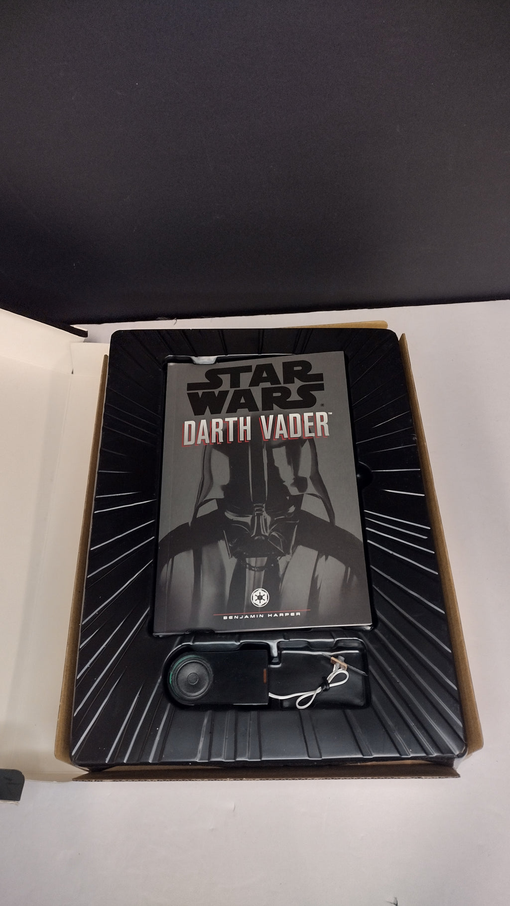 Star Wars: Build Darth Vader – Deluxe Paper Model Kit
