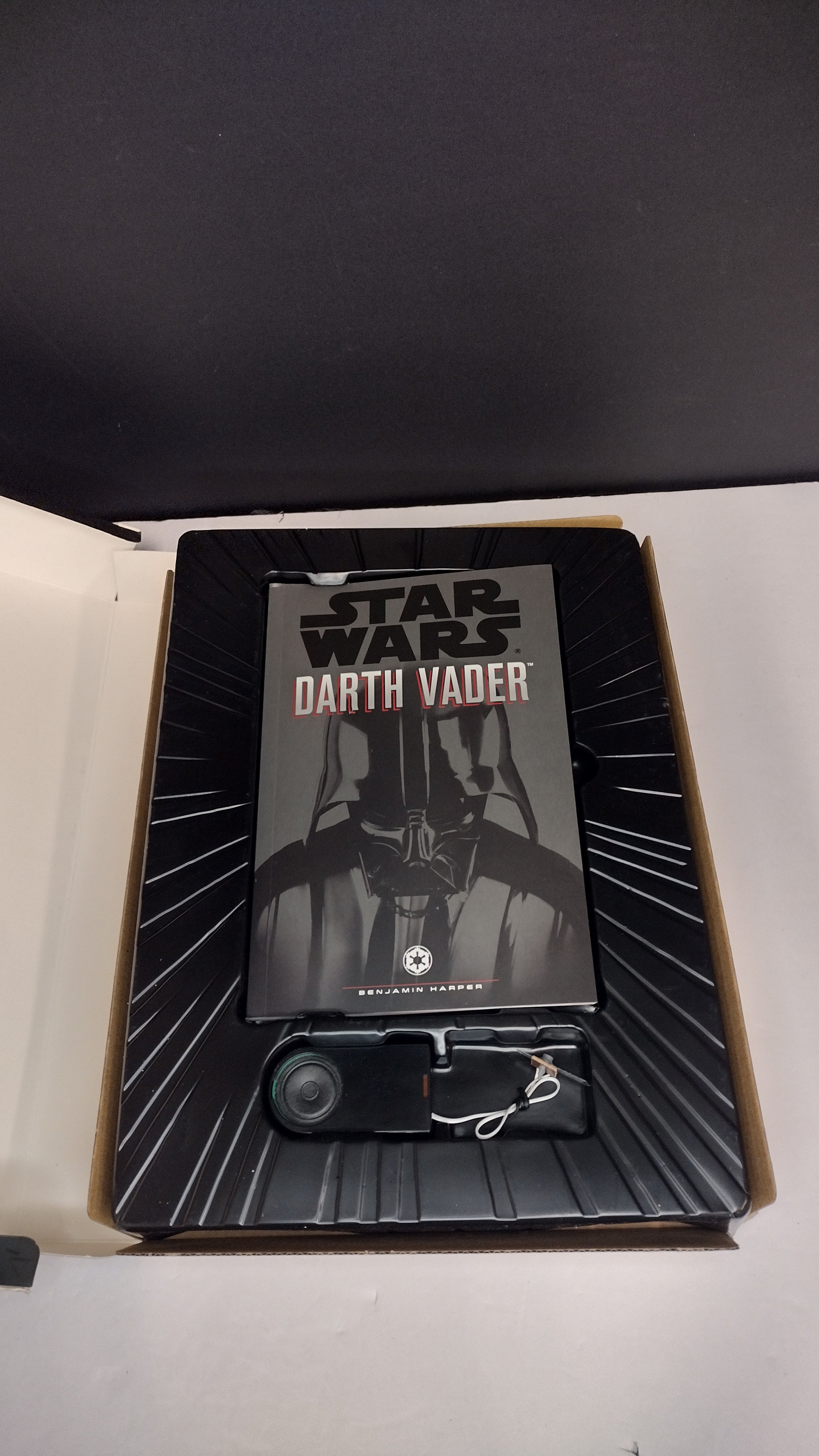 Star Wars: Build Darth Vader – Deluxe Paper Model Kit