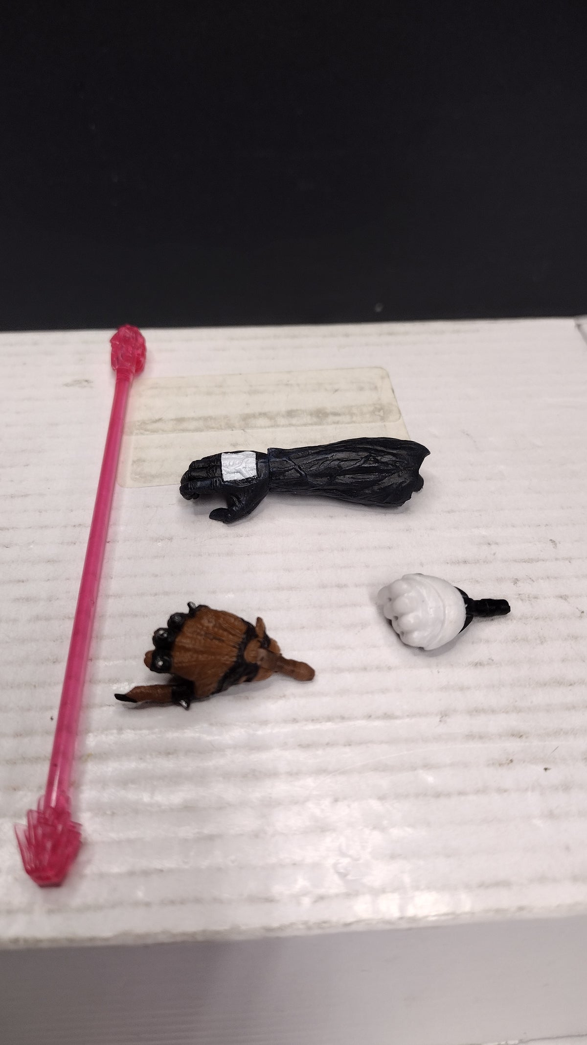 Various Action Figure Accessory 4 Pc Lot Pink Staff and 3 Figure Hands