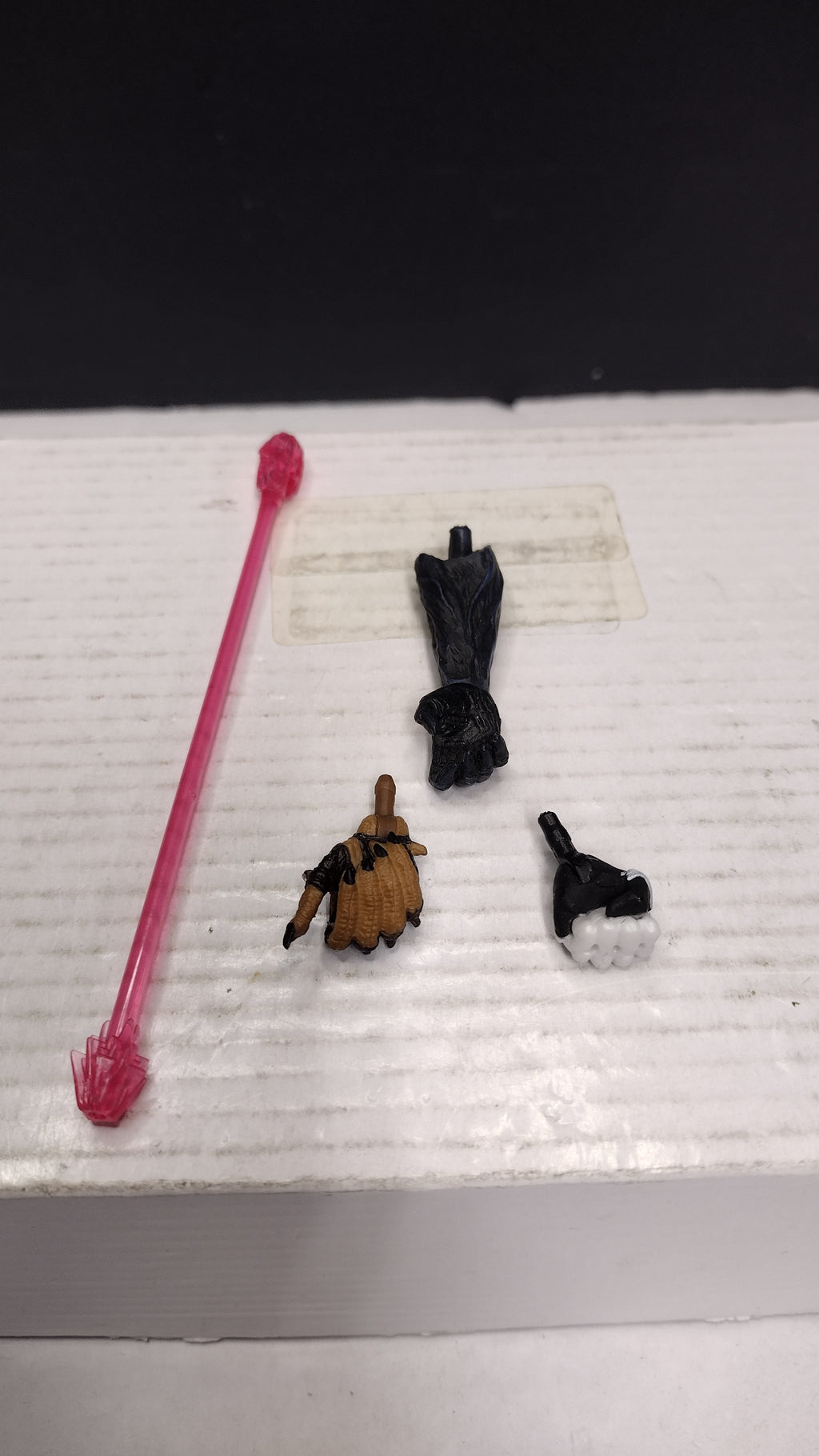 Various Action Figure Accessory 4 Pc Lot Pink Staff and 3 Figure Hands