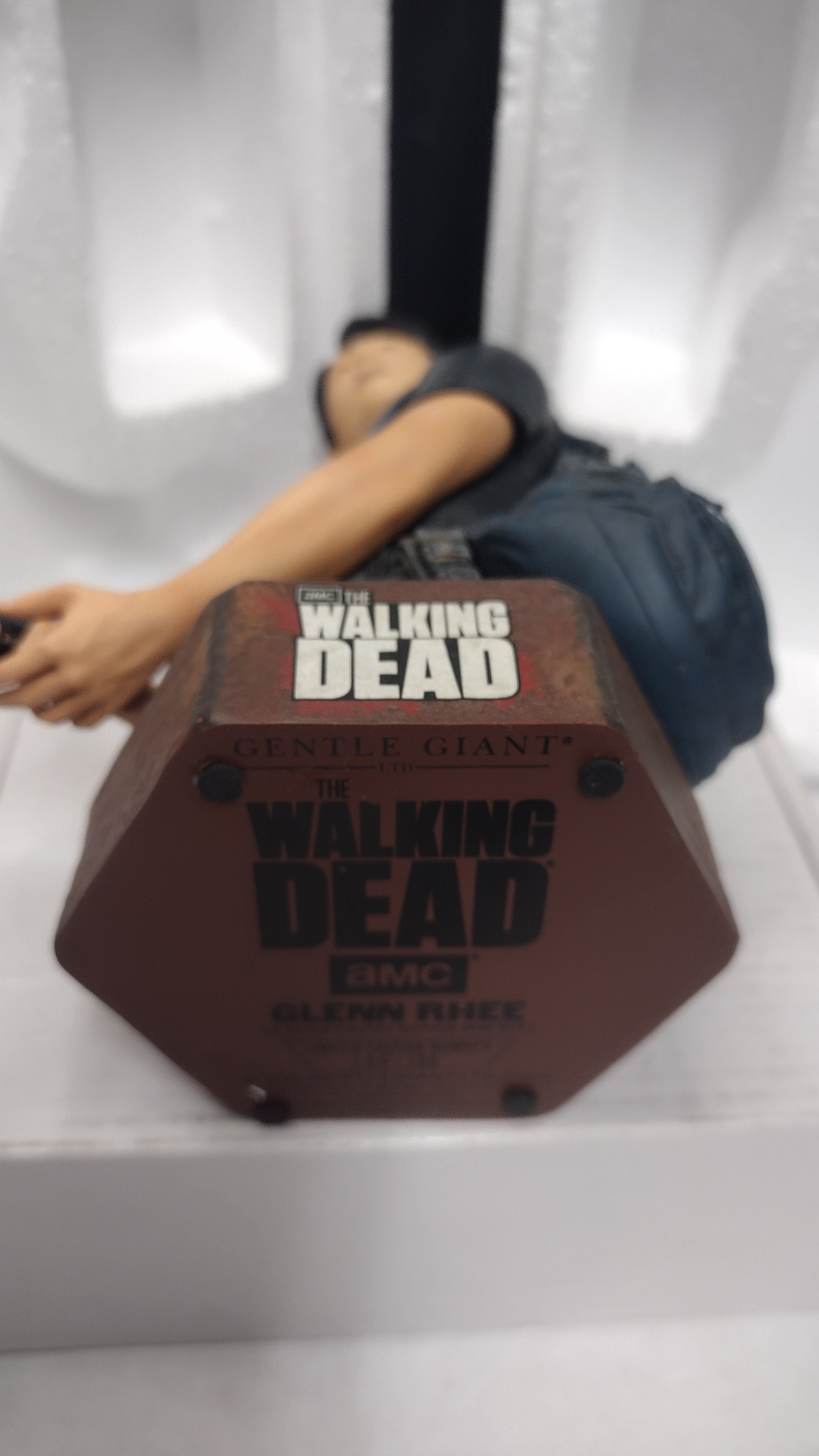 2015 Gentle Giant The Walking Dead Glenn Rhee Limited Edition Mini Bust Statue #106 (Open Box / Great Condition)