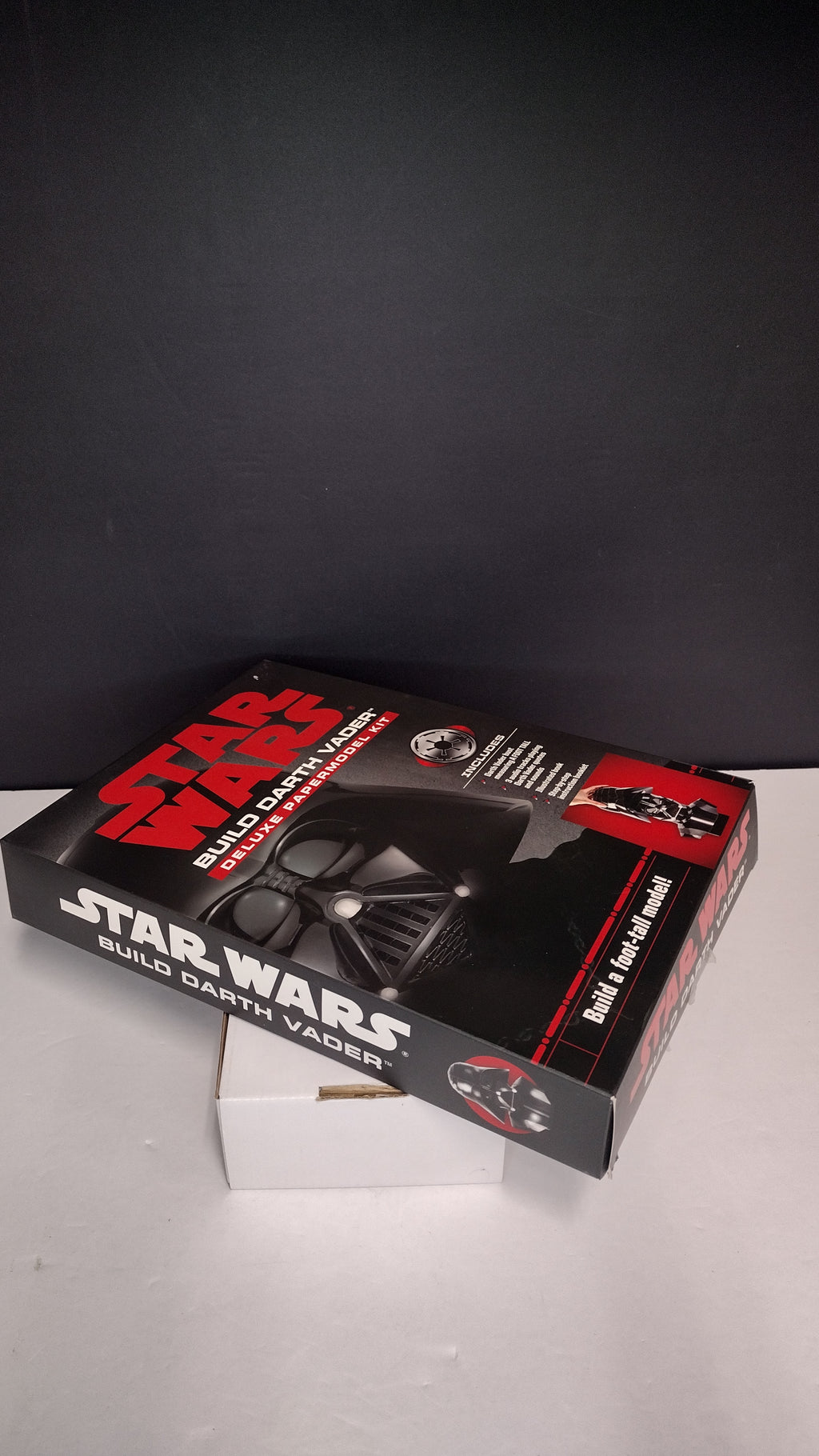Star Wars: Build Darth Vader – Deluxe Paper Model Kit