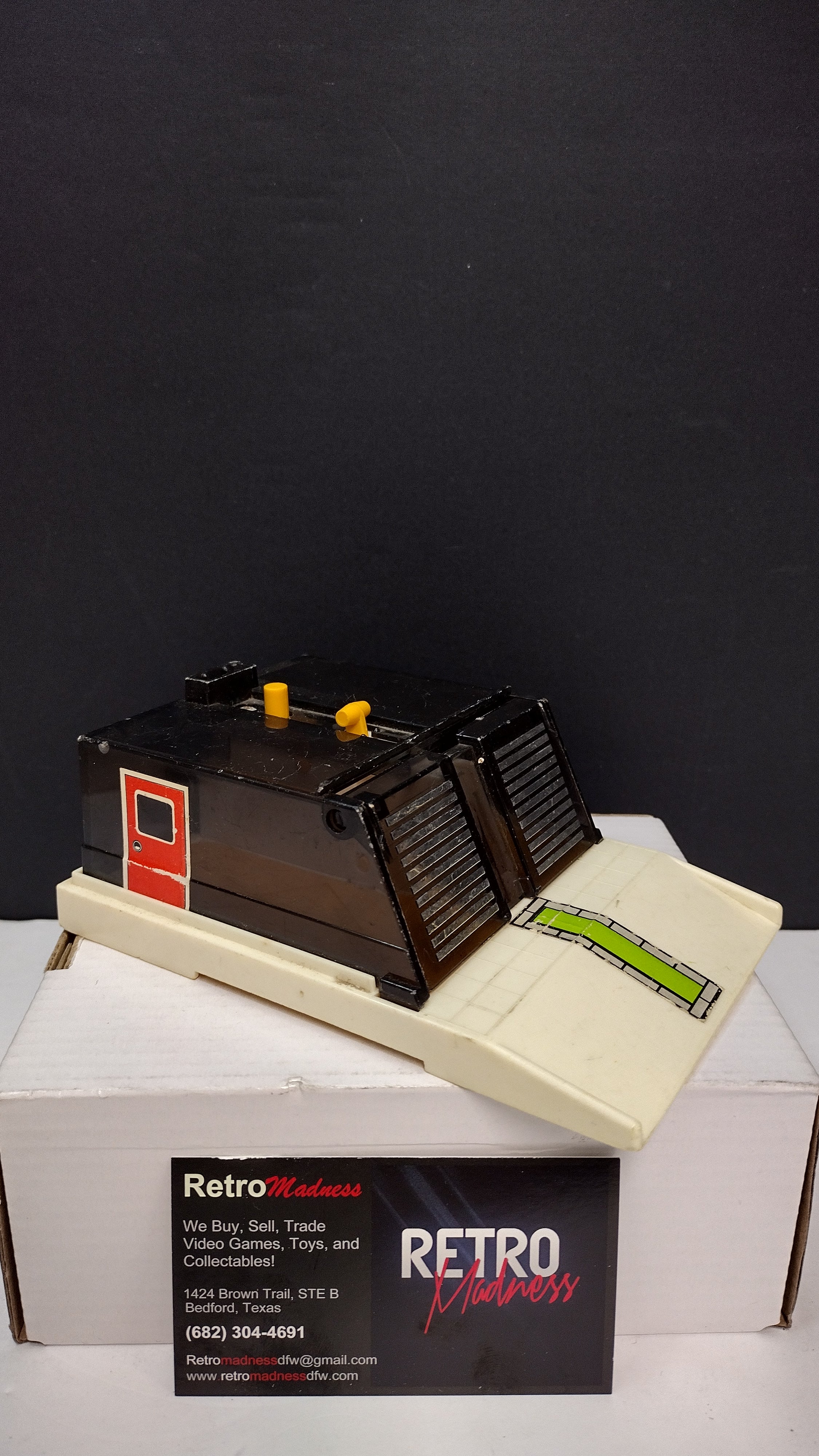Vintage Tomy Pocket Car Garage Playset with Ramp – Incomplete/Parts